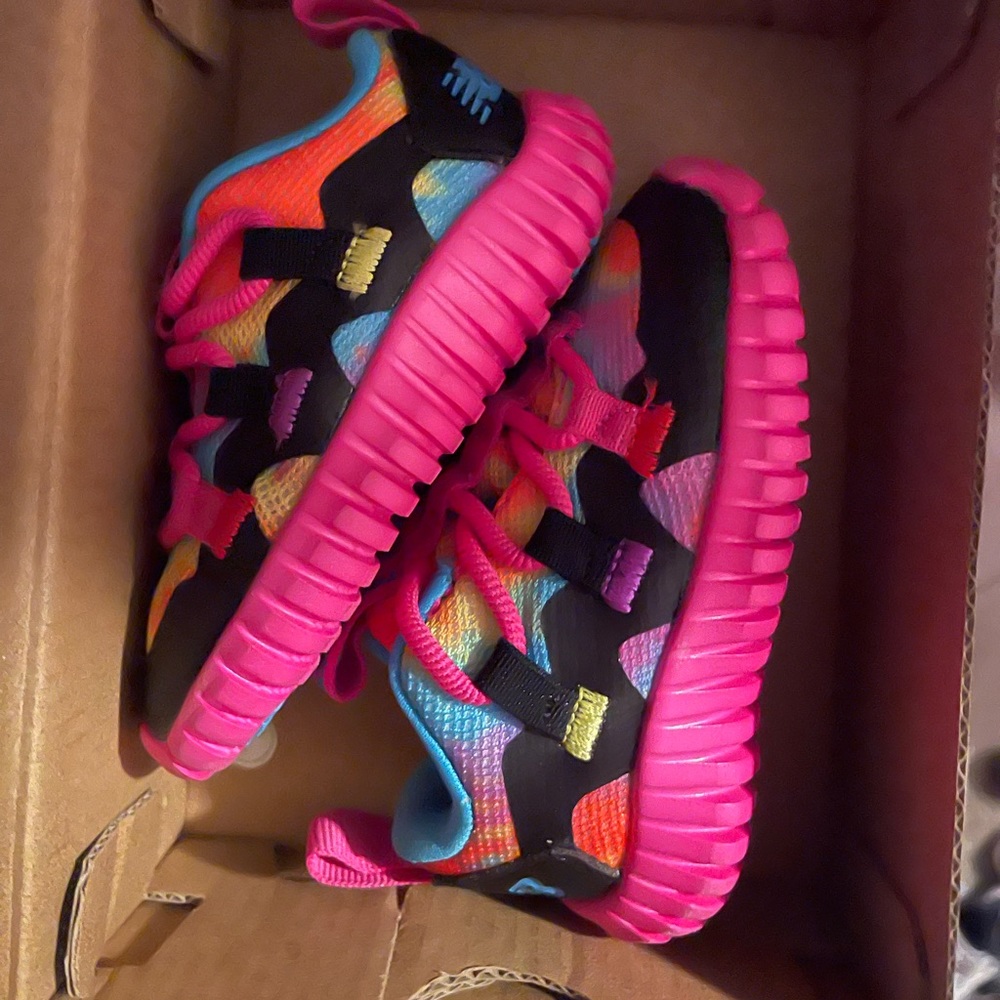 BRAND NEW NEW BALANCE IN BOX SIZE 4c